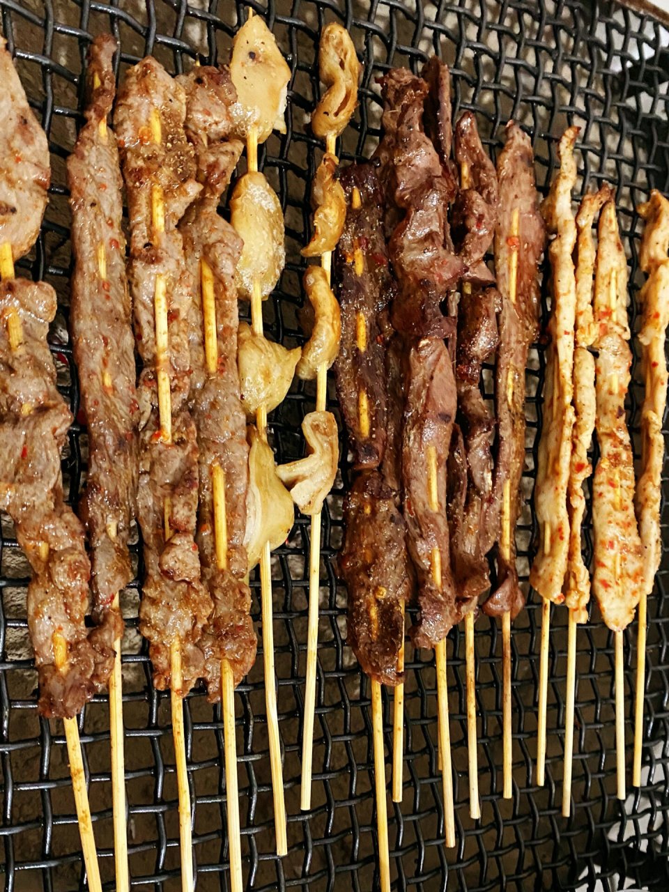 泸西美食:烧洋芋的调料和羊肉汤的滋味 凡去一个新鲜的地方,找到好吃