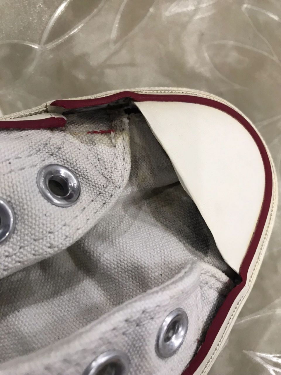 离了个大谱,匡威鞋头开胶了,然后各种搜索怎么修补.