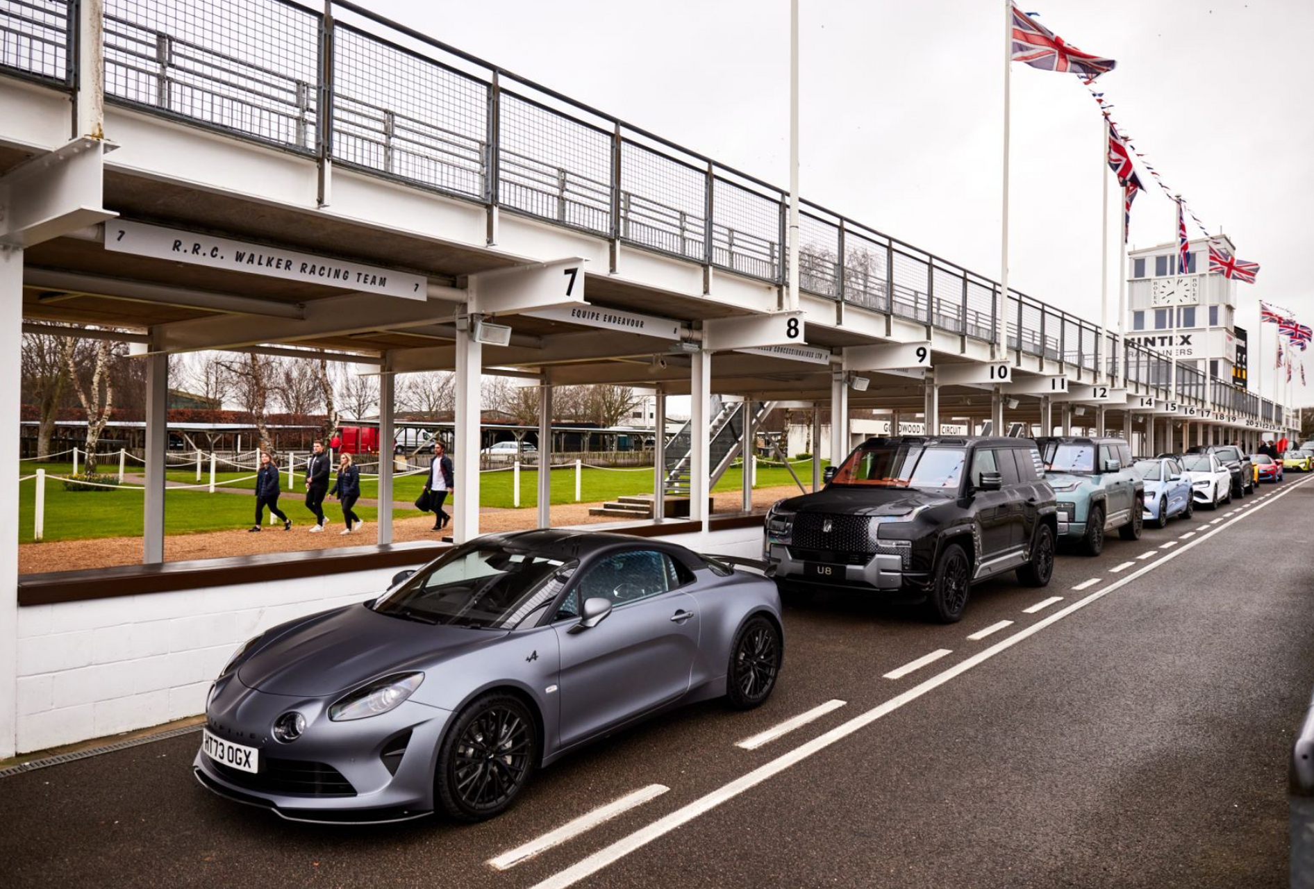 比亚迪仰望u8亮相古德伍德赛道,与保时捷,法拉利,迈凯伦等品牌同台竞