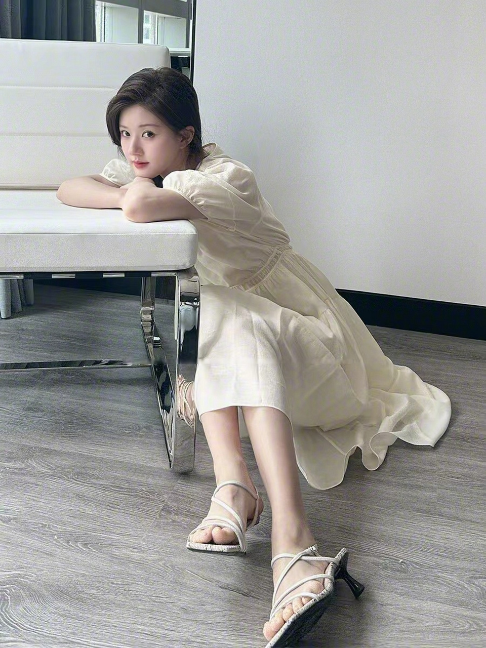 rayli星闻# @赵露思 日常穿搭上身eifini伊芙丽 镂空系带象牙白长裙