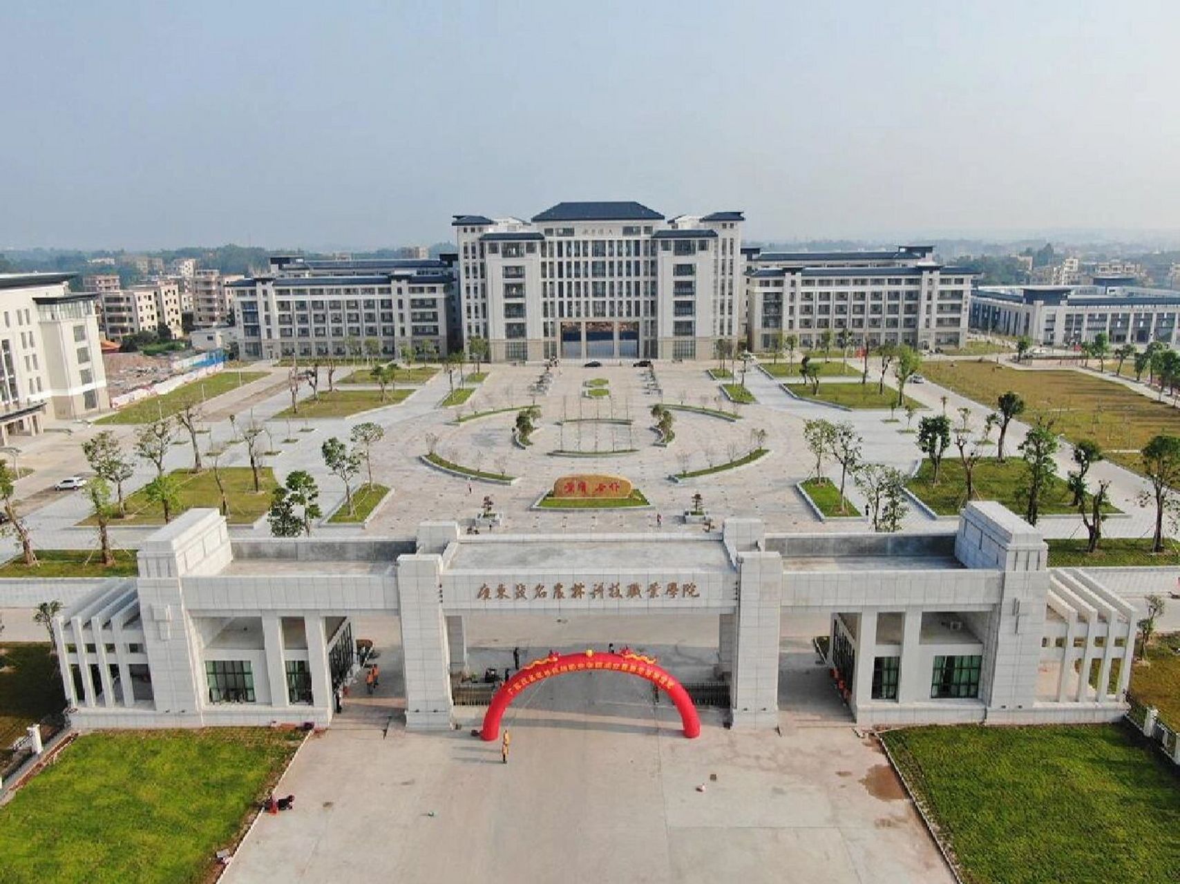 学院位于广东省茂名市西城西路9号,校园占地456亩,建筑面积17.