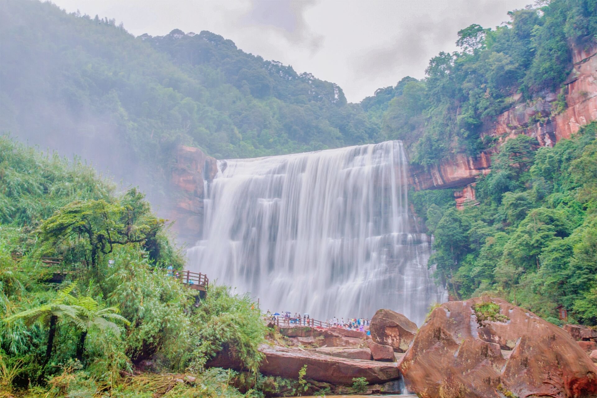 [攻略]红石滩上的玉带,贵州赤水丹霞大瀑布 这个假期,不要再去人山