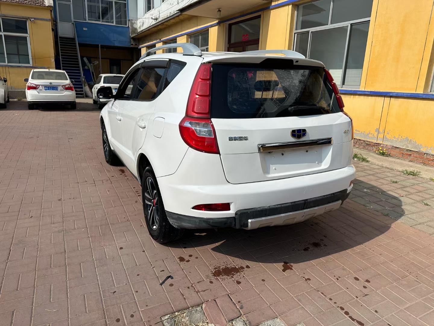 全款两万多,吉利gx7,自动档最高配,多功能方向盘,倒车影像,倒车雷达