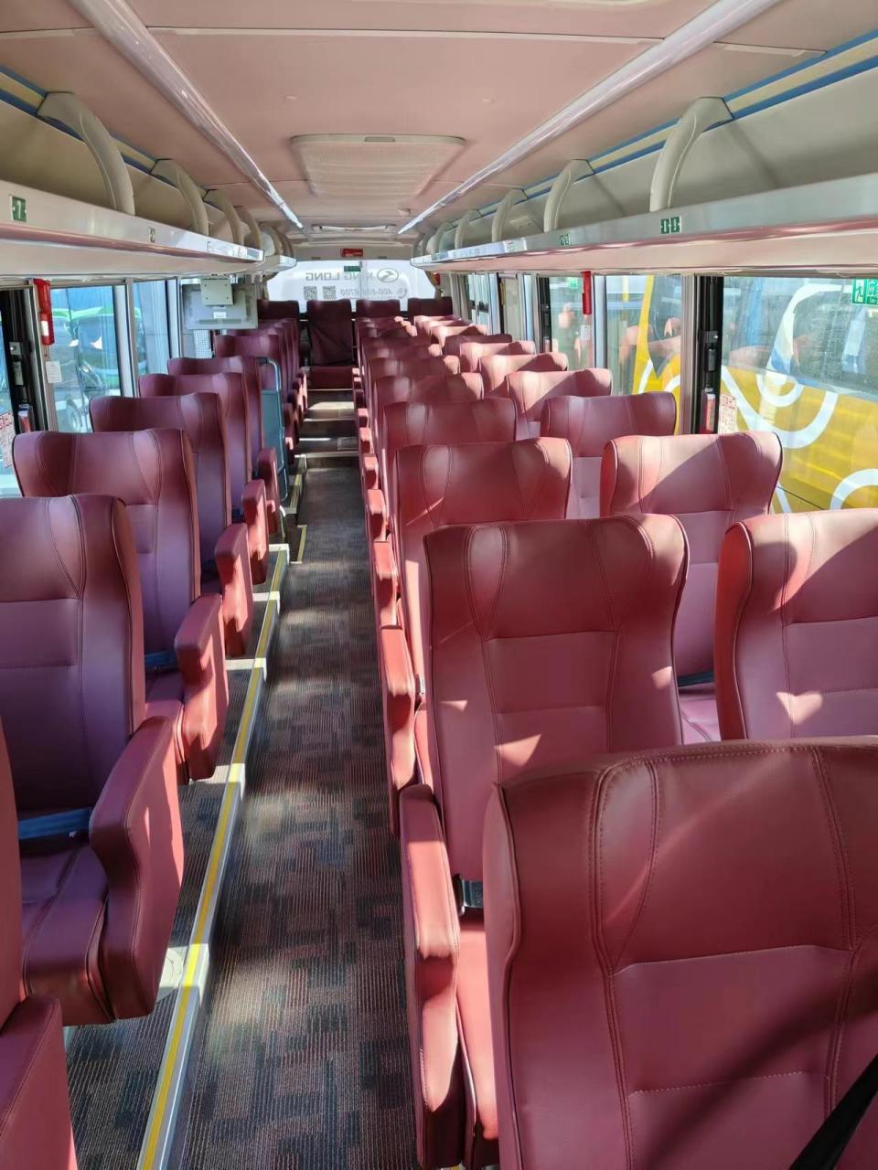 新大巴车,56座38座2 1,昨天已经抵达国际庄,今天牌照全部上齐