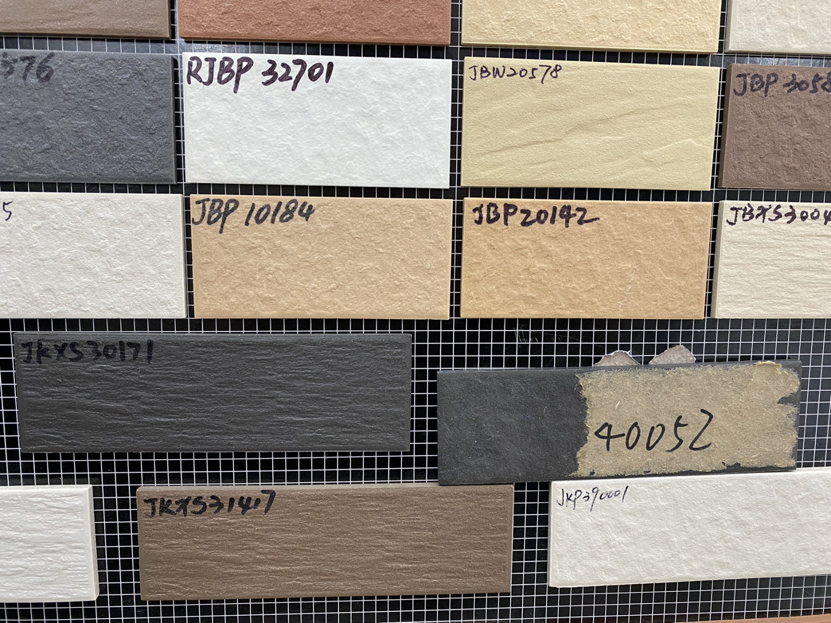 贴纸皮砖外墙前看完少踩坑|农村自建房 材料采购 白兔纸皮砖jkp390001