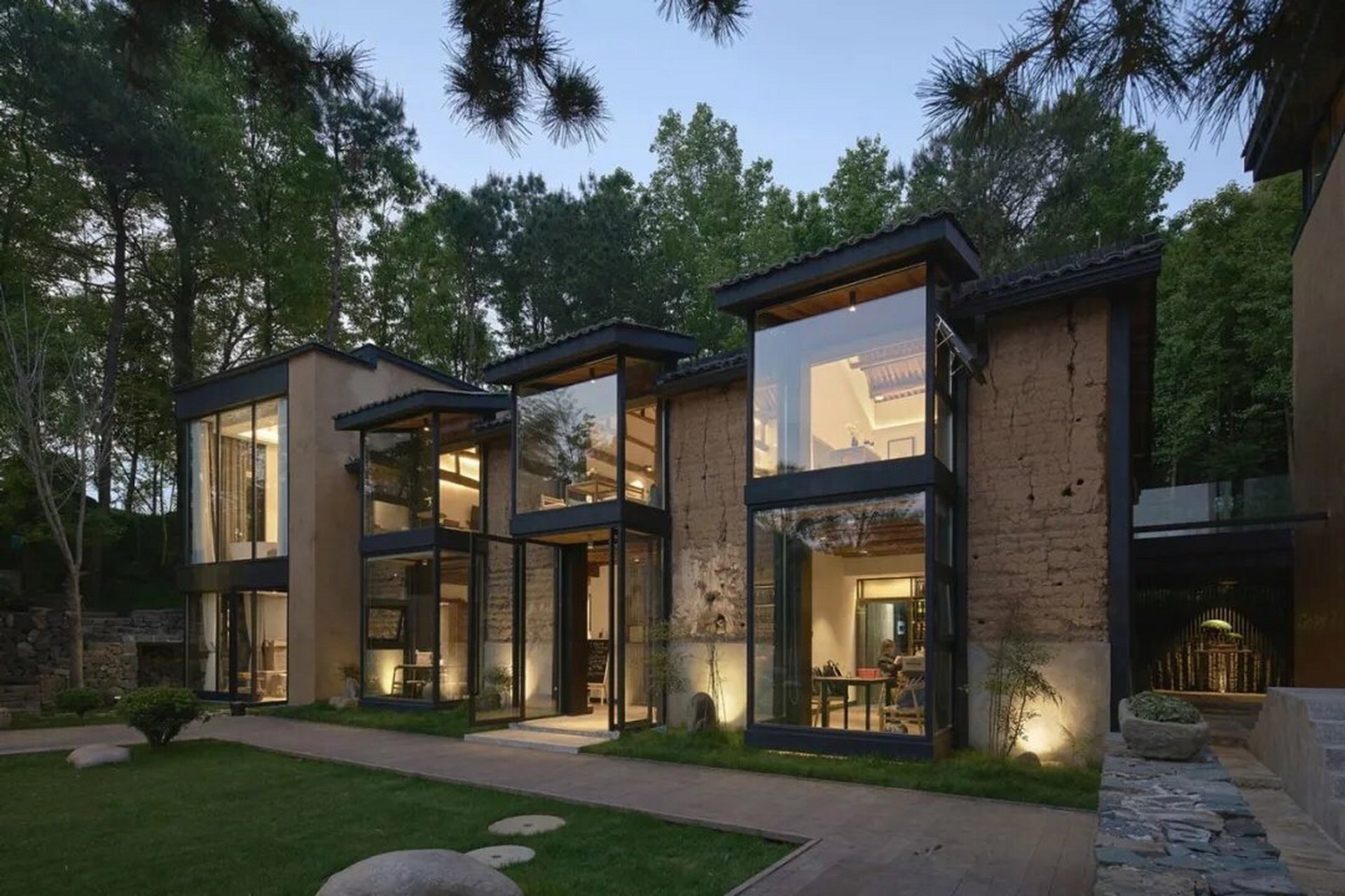 云漫松间民宿的改造建立在发挥夯土建筑优势基础上,运用现代建筑设计