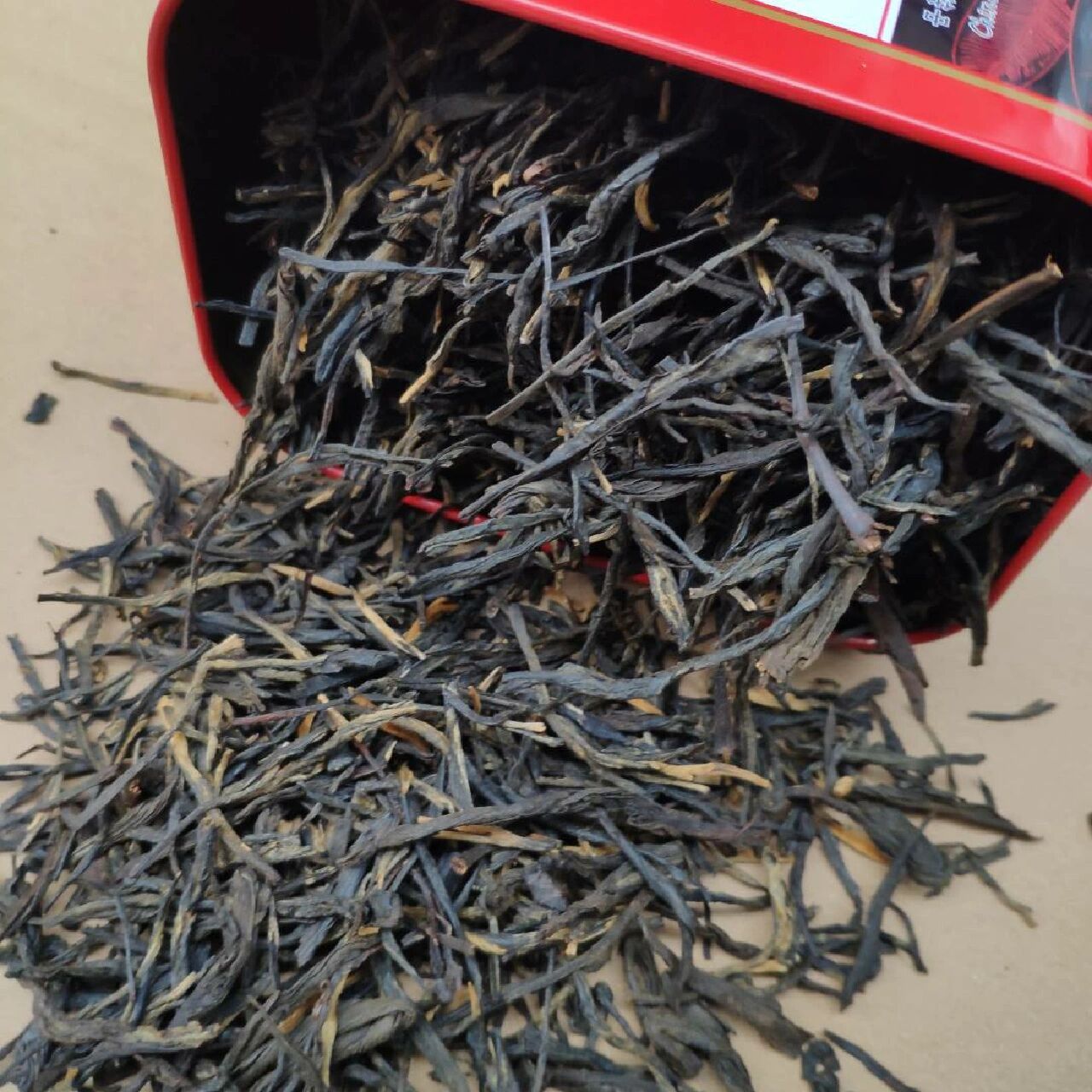 云南松针红茶的作用与功效 云南松针红茶属红茶类,干茶细长挺秀,采用
