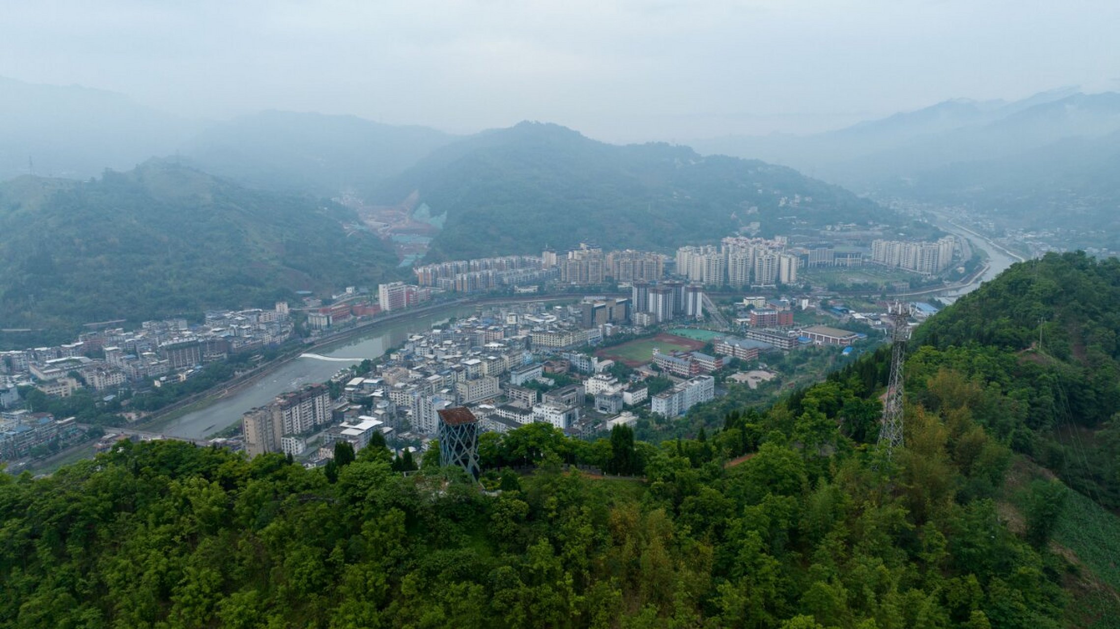 「马边炮台山」 「马边炮台山」县城边上的一座山,后改造成森林公园