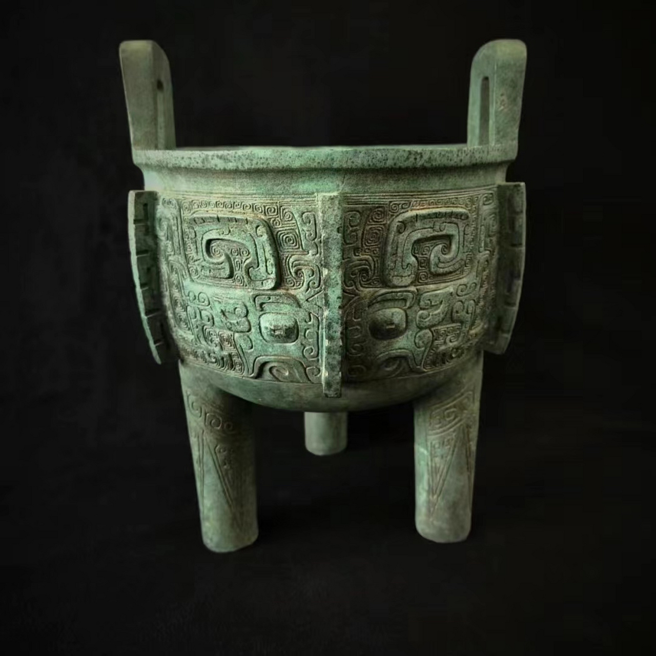 青铜器图片 青铜器独特的色泽和质感,彰显了其高贵和神秘的魅力,成为