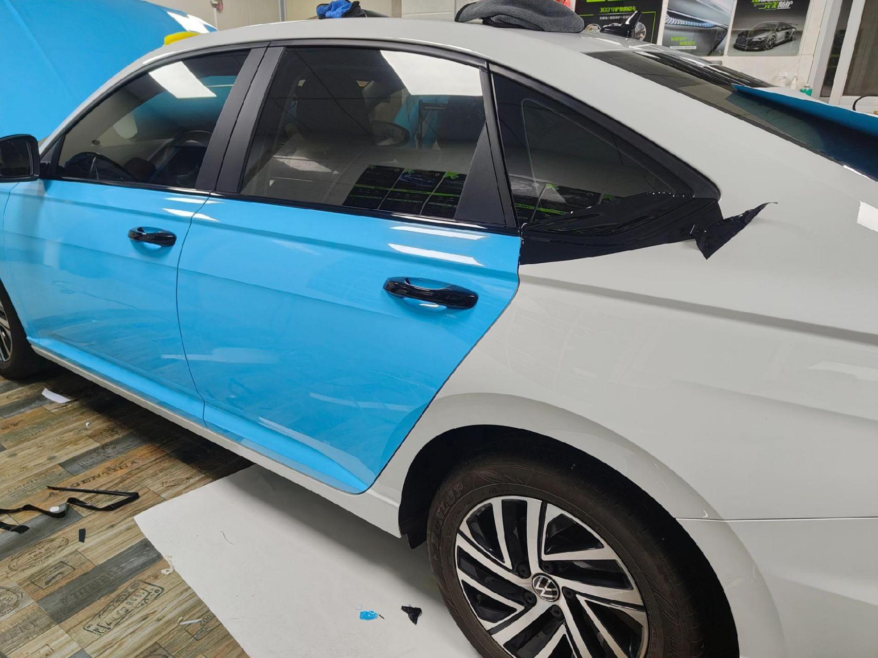 大众朗逸装贴 改色膜   黑顶加门框亮条黑化案例分享.