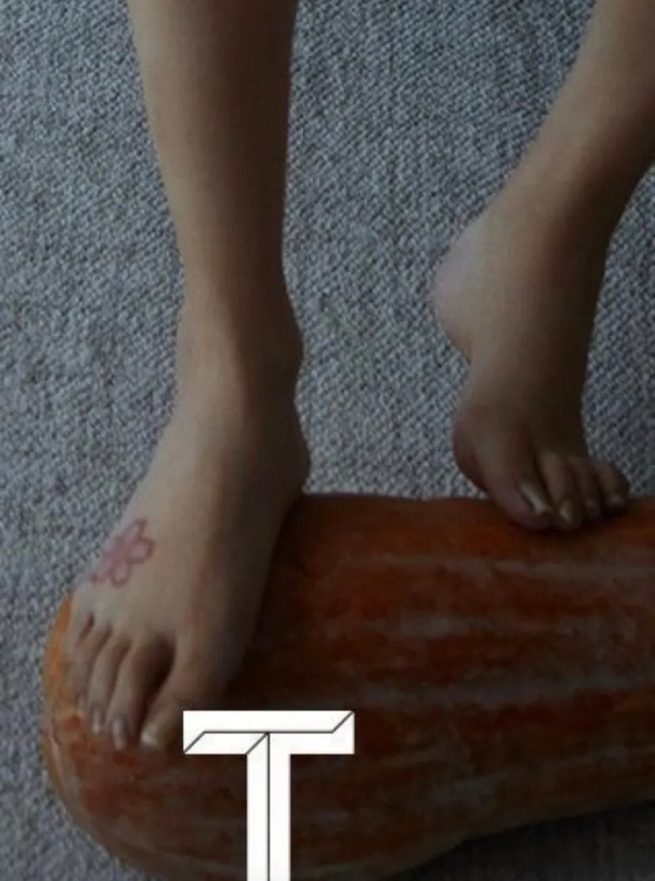 网友发现杨颖拍的杂志照片没有剪脚指甲,看起来脏脏的