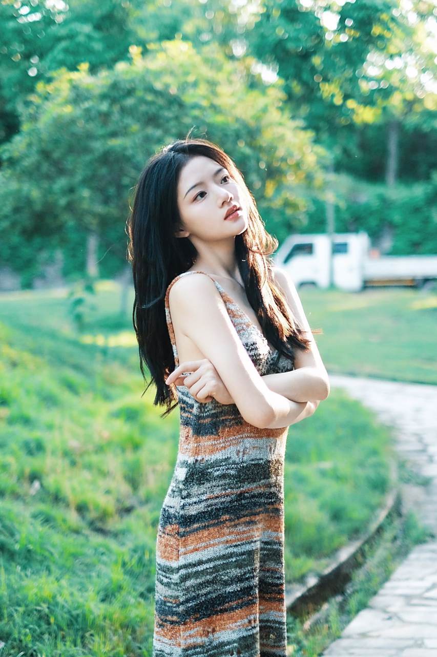 任敏户外写真,绿地明朗的氧气感少女