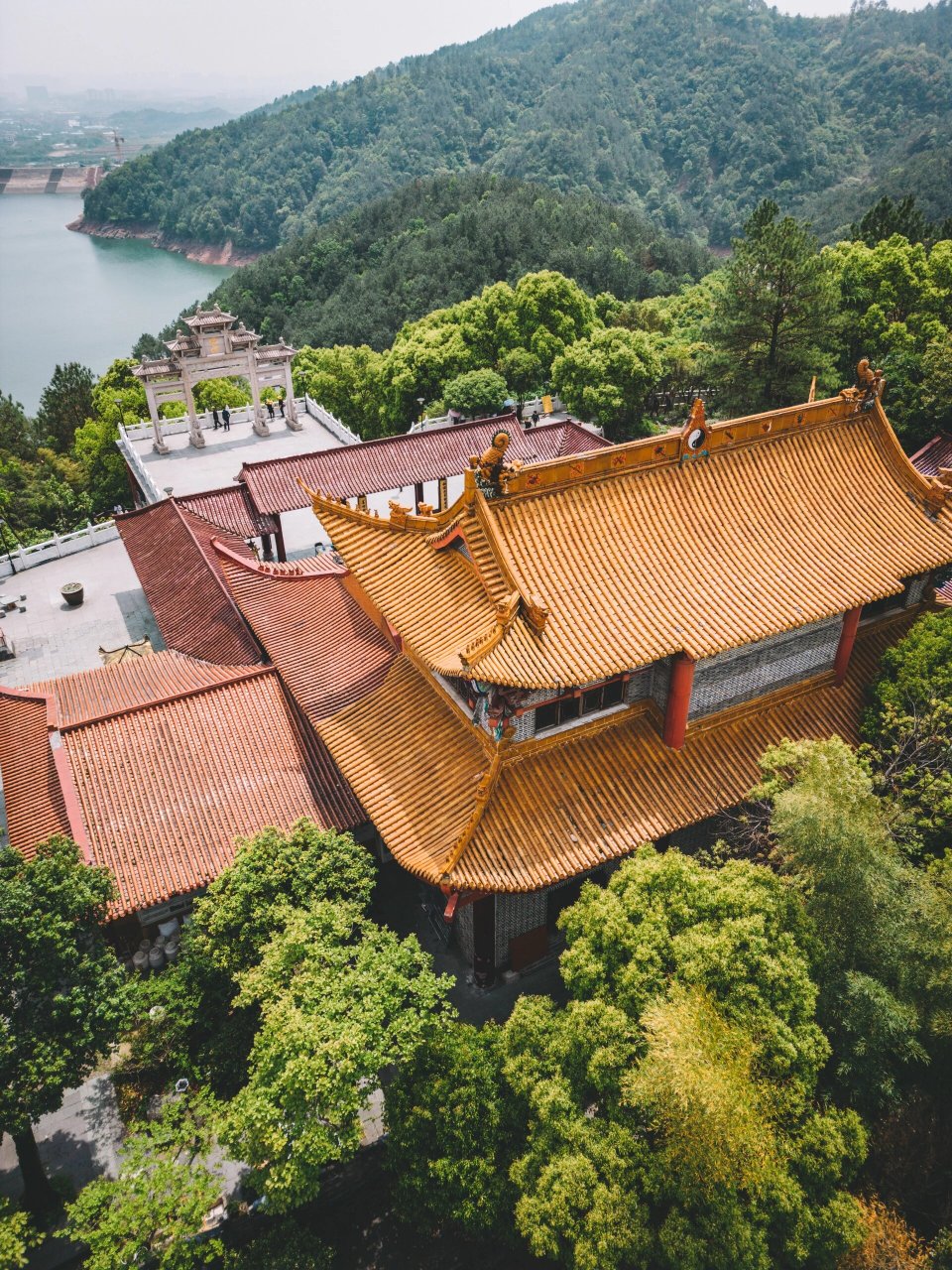 黄大仙赤松宫 未见初平迹,何临八卦中? 空山承上德,渺渺涤心虫.