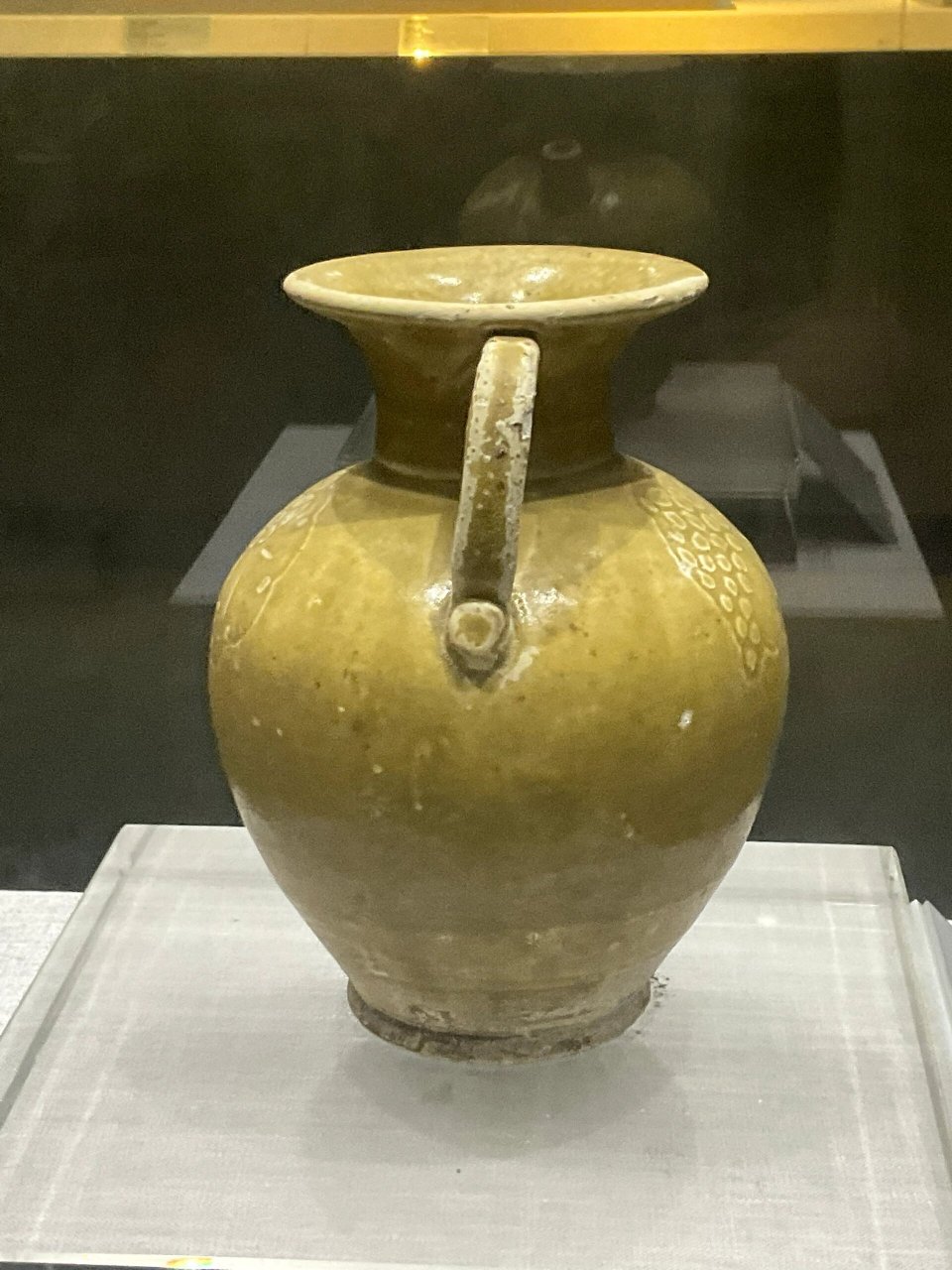 寿州窑黄釉葡萄纹执壶 黄釉葡萄纹执壶 唐(618~907年) 口径10.