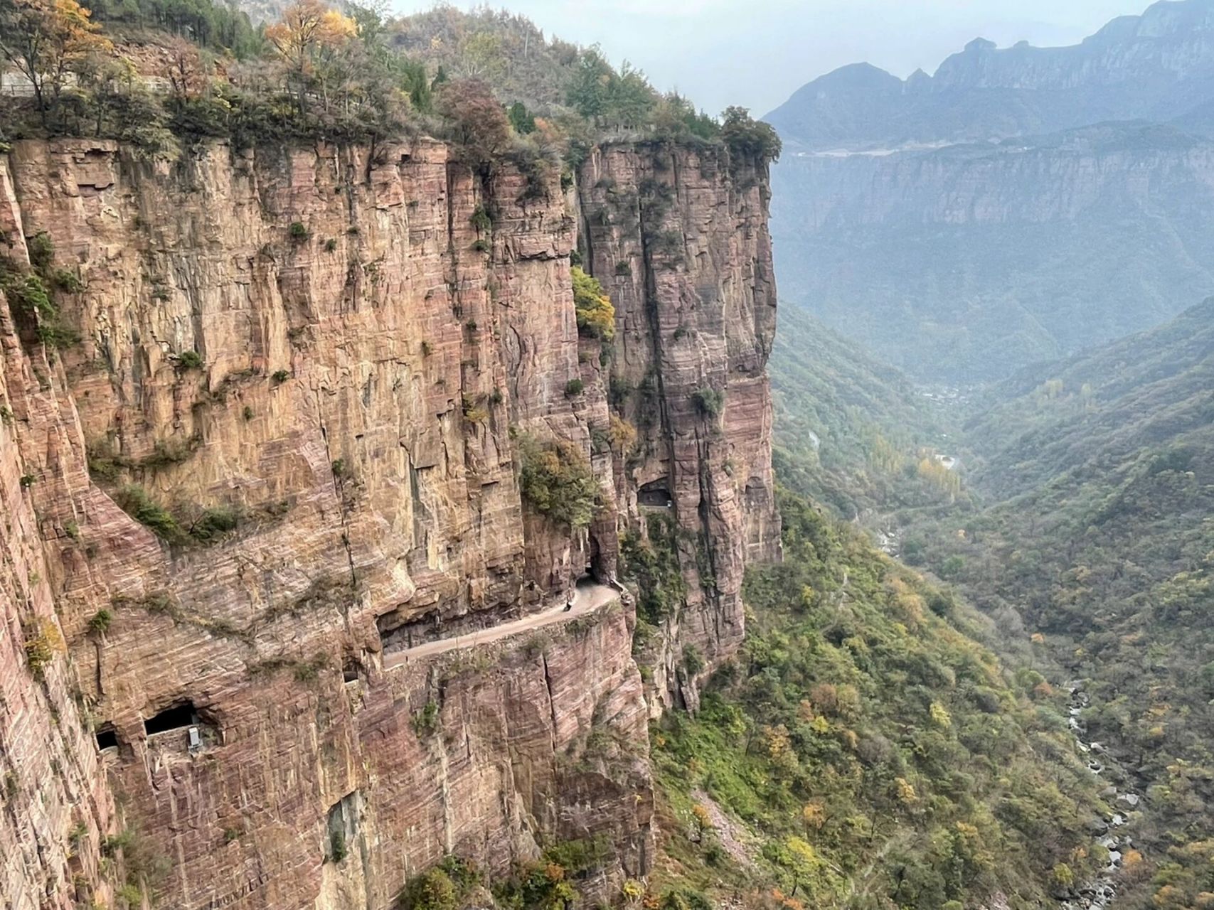 人间奇迹郭亮洞 郭亮洞是河南省新乡市辉县沙窑乡郭亮村的一条挂壁