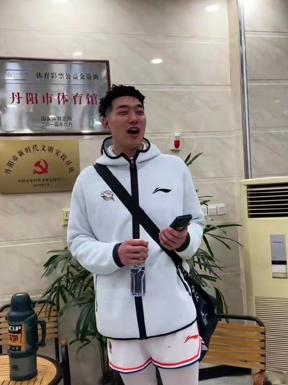 吴冠希被球队大巴忘了