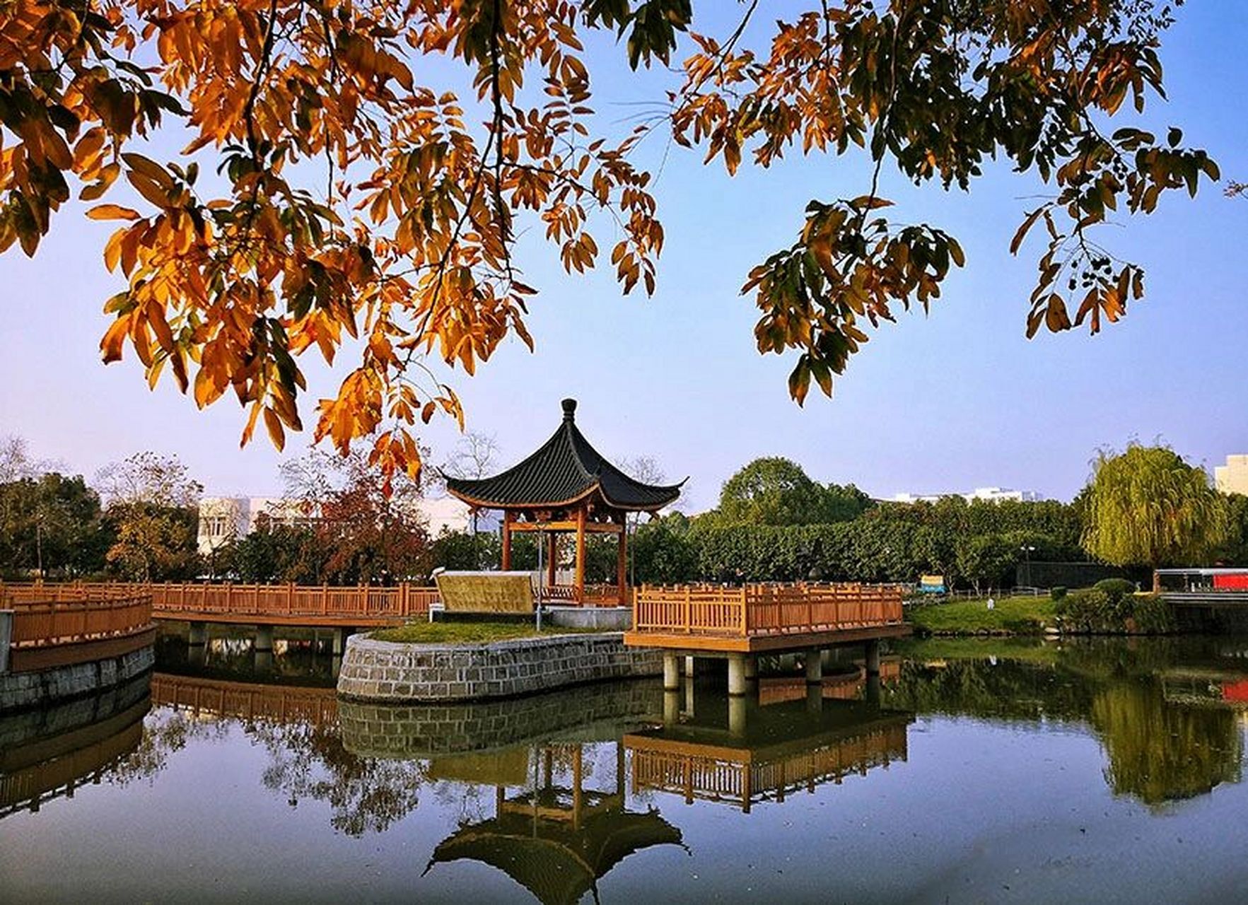 宁波财经学院校园风光图 宁波财经学院坐落于国家历史文化名城,现代化