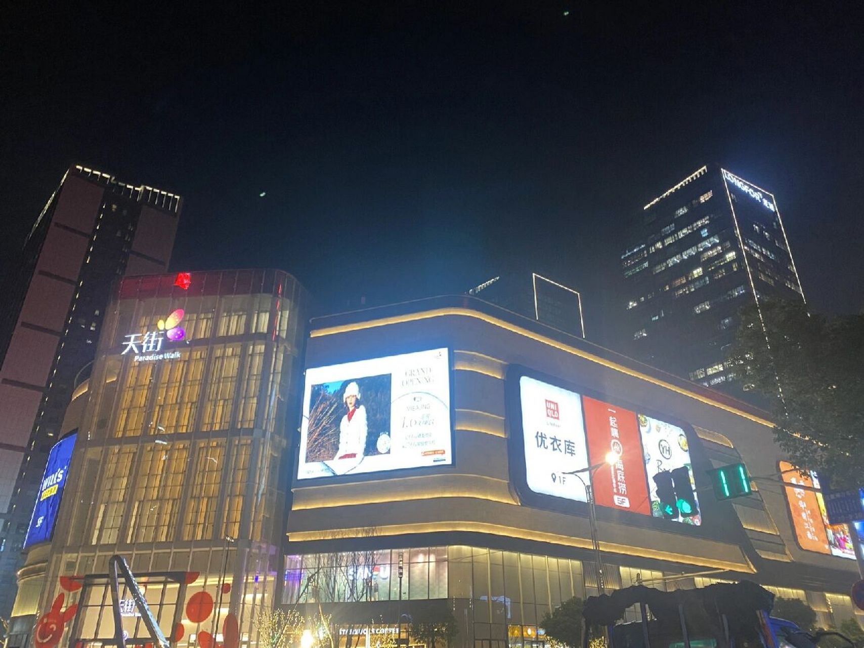 南京这家龙湖天街也快不行了 下班后没事到河西龙湖天街来逛逛,商场的