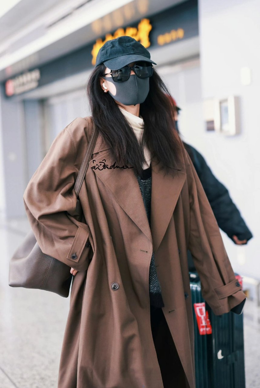 跟着倪妮学穿搭|氛围感十足的秋冬穿搭7515 倪妮今日机场私服穿搭