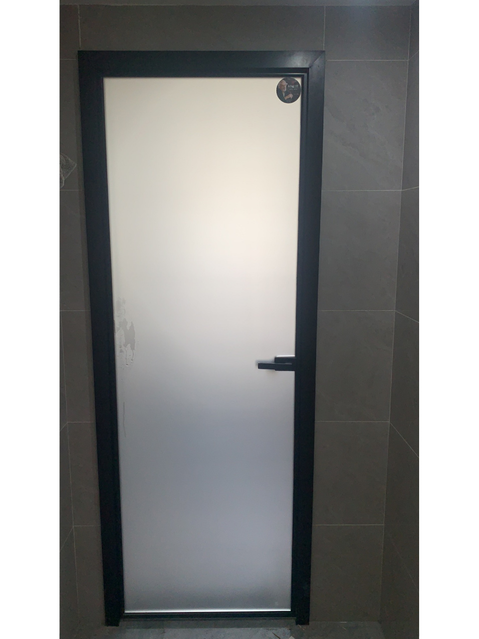 0的钢门框,单层油砂玻璃,质量好一层贵一些的(遇水有丁点透),公共卫生