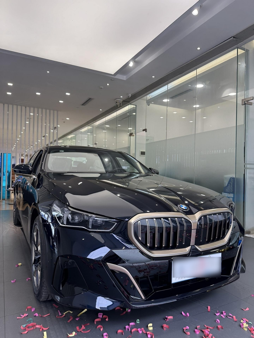 24款宝马5系有谁会不喜欢呢?更何况还是经典的碳黑!搭配泰坦金套件