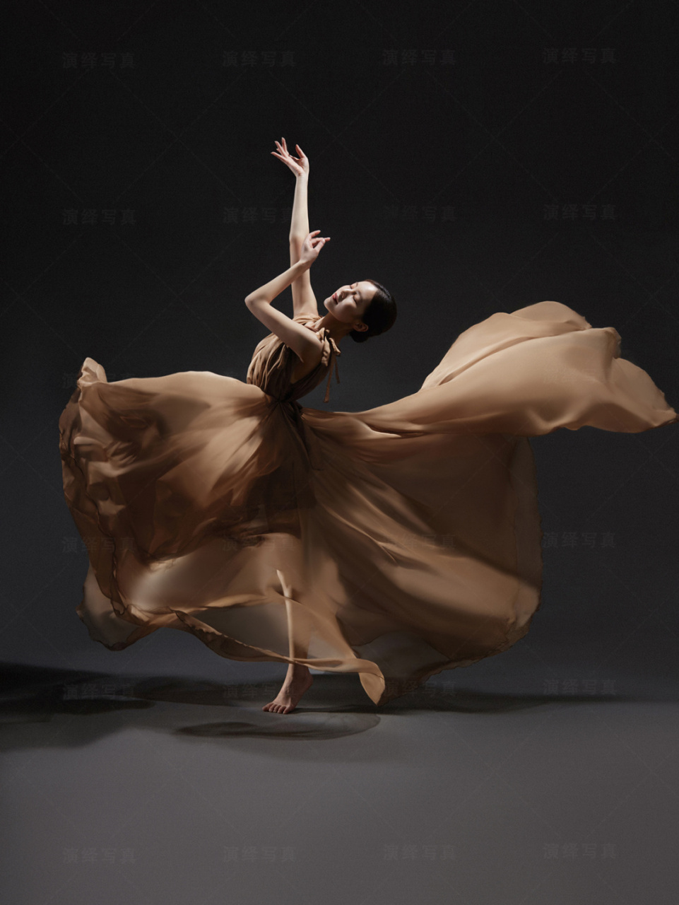舞蹈写真||拥有翅膀的你 愿有人能看见你的黑白 亦有人懂你的斑斓