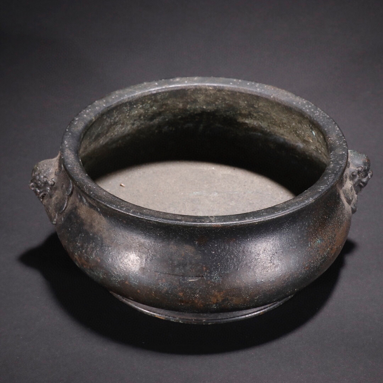 8宽20内径14cm重1832g 老铜铸造,技法娴熟,錾刻兽面为耳,霸气十足,撇