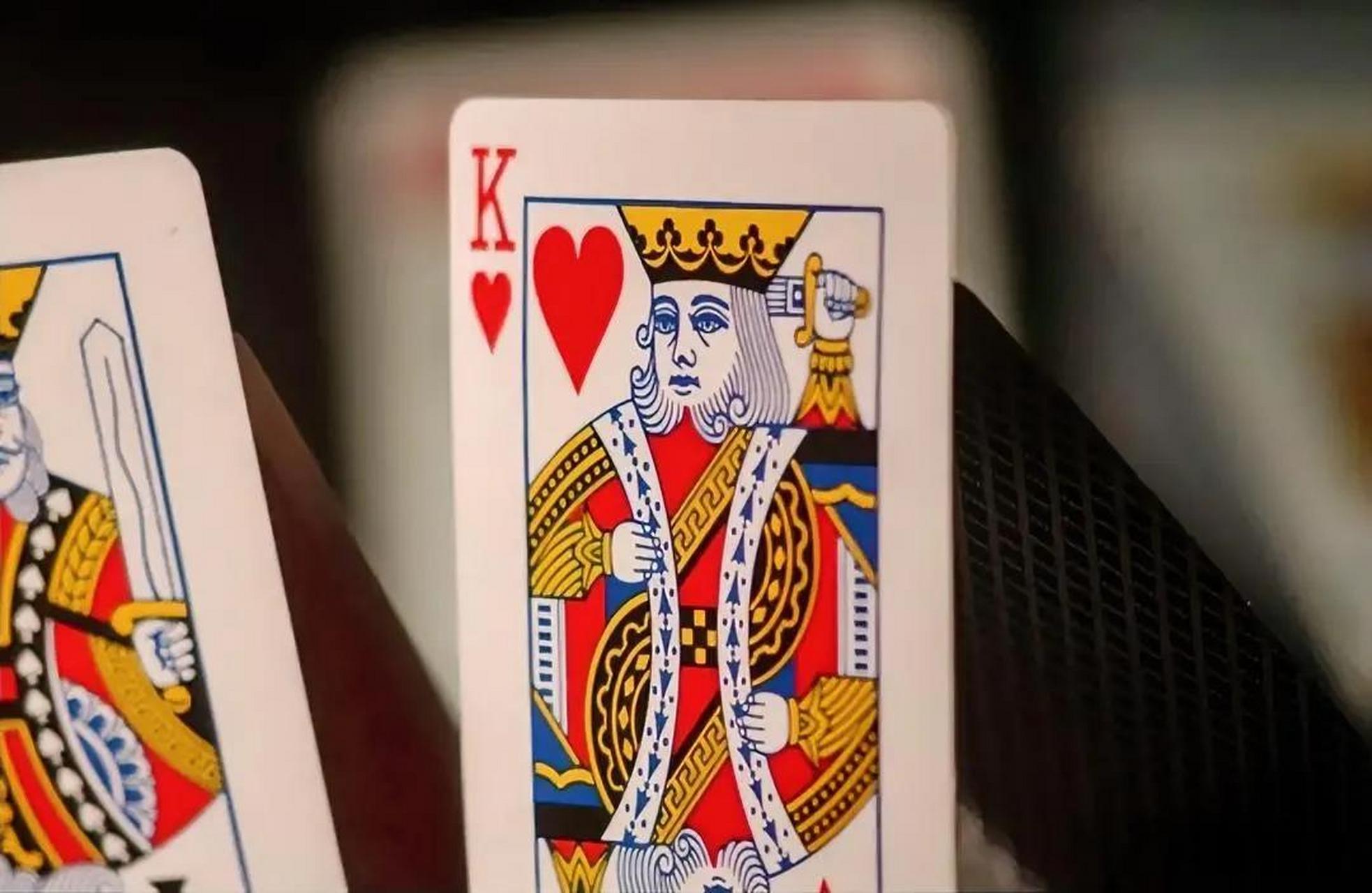 扑克牌中,为什么只有红桃k牌的国王没有胡子?