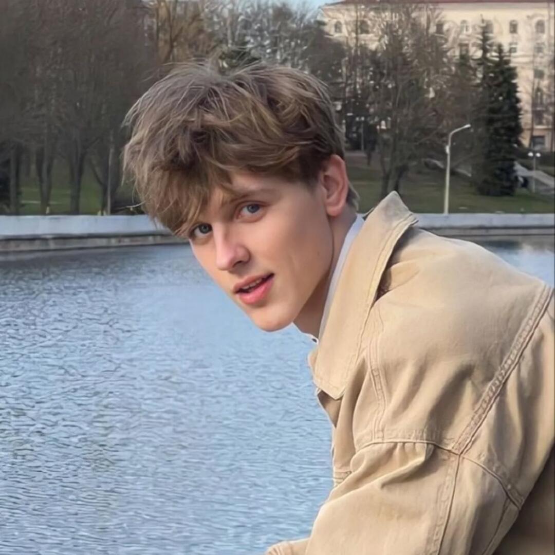 在如今的社交媒体时代,来自俄罗斯的22岁网红Родион Анато