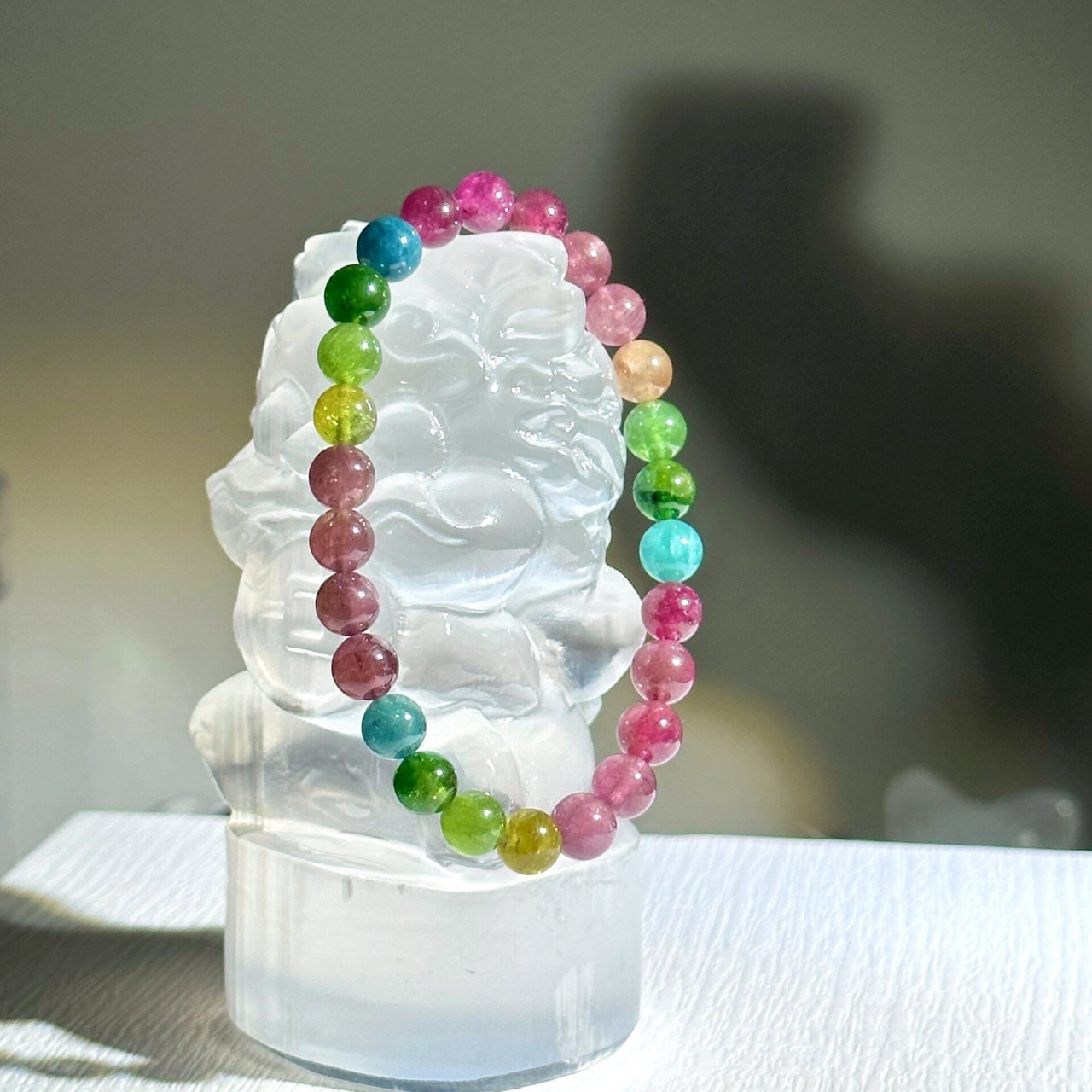 碧玺功效寓意与保养 注意事项 自古认为,佩戴碧玺可以保人们一生平安