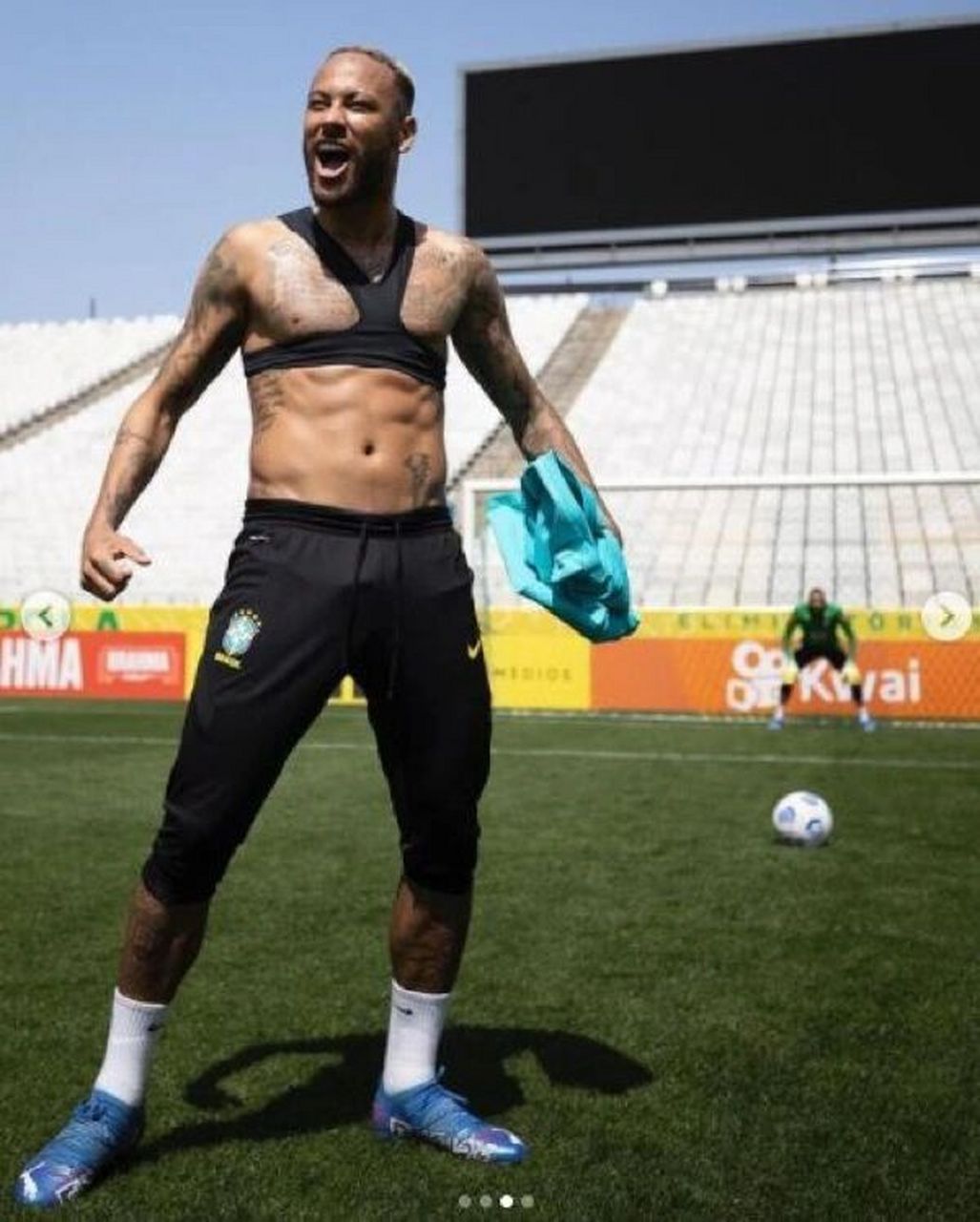 内马尔晒照:秀八块腹肌.