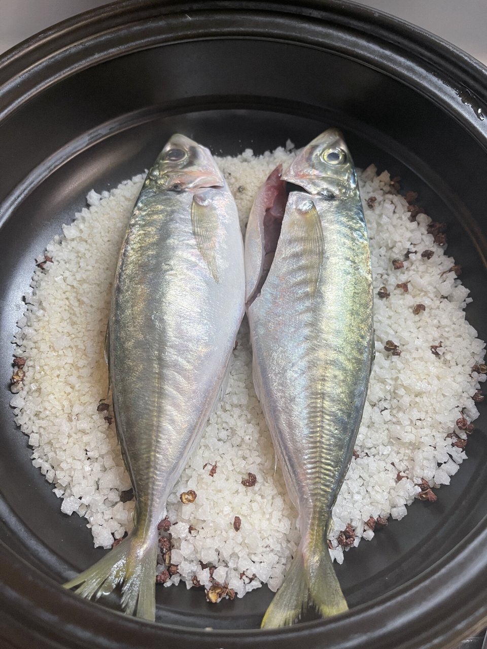 盐焗巴浪鱼(养殖) 今天终于被我买到养殖的巴浪鱼了 真贵啊,两只7两