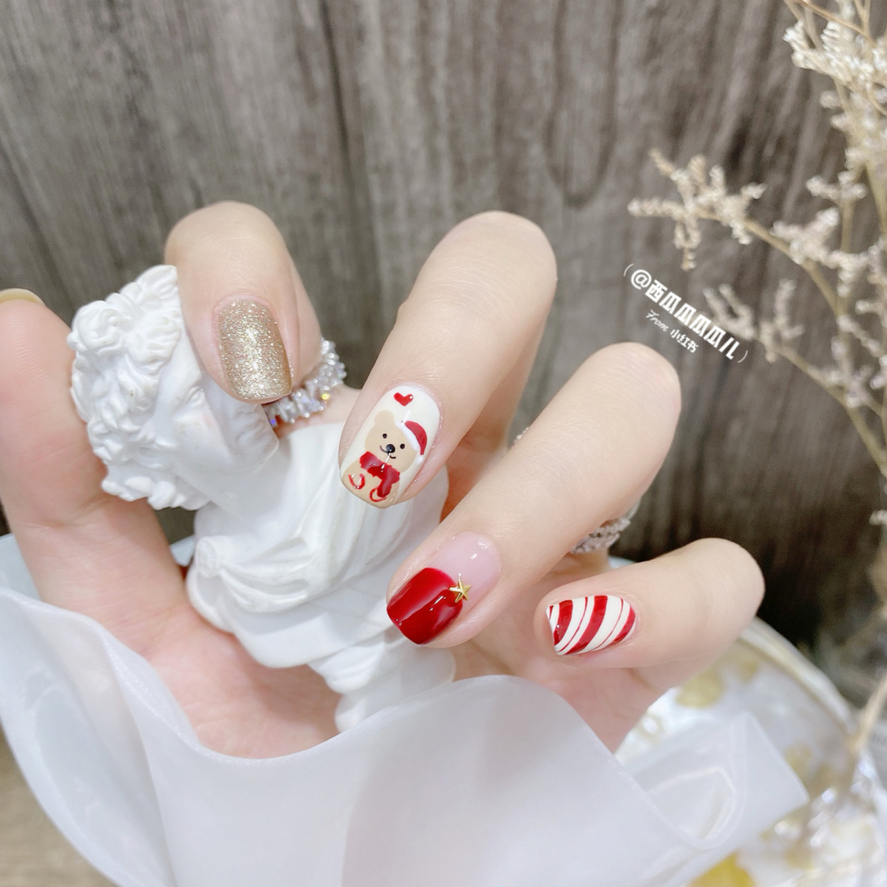 我来啦01 今天分享个甜美又可爱的圣诞小熊美甲 这个款式圣诞节与