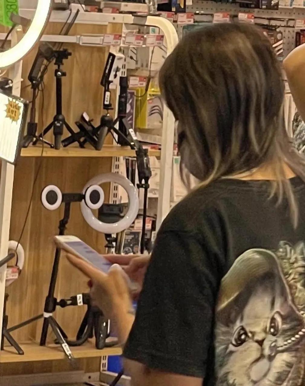 不过最主要的原因是,因为香港的手机市场很小,其中苹果和三星就几乎