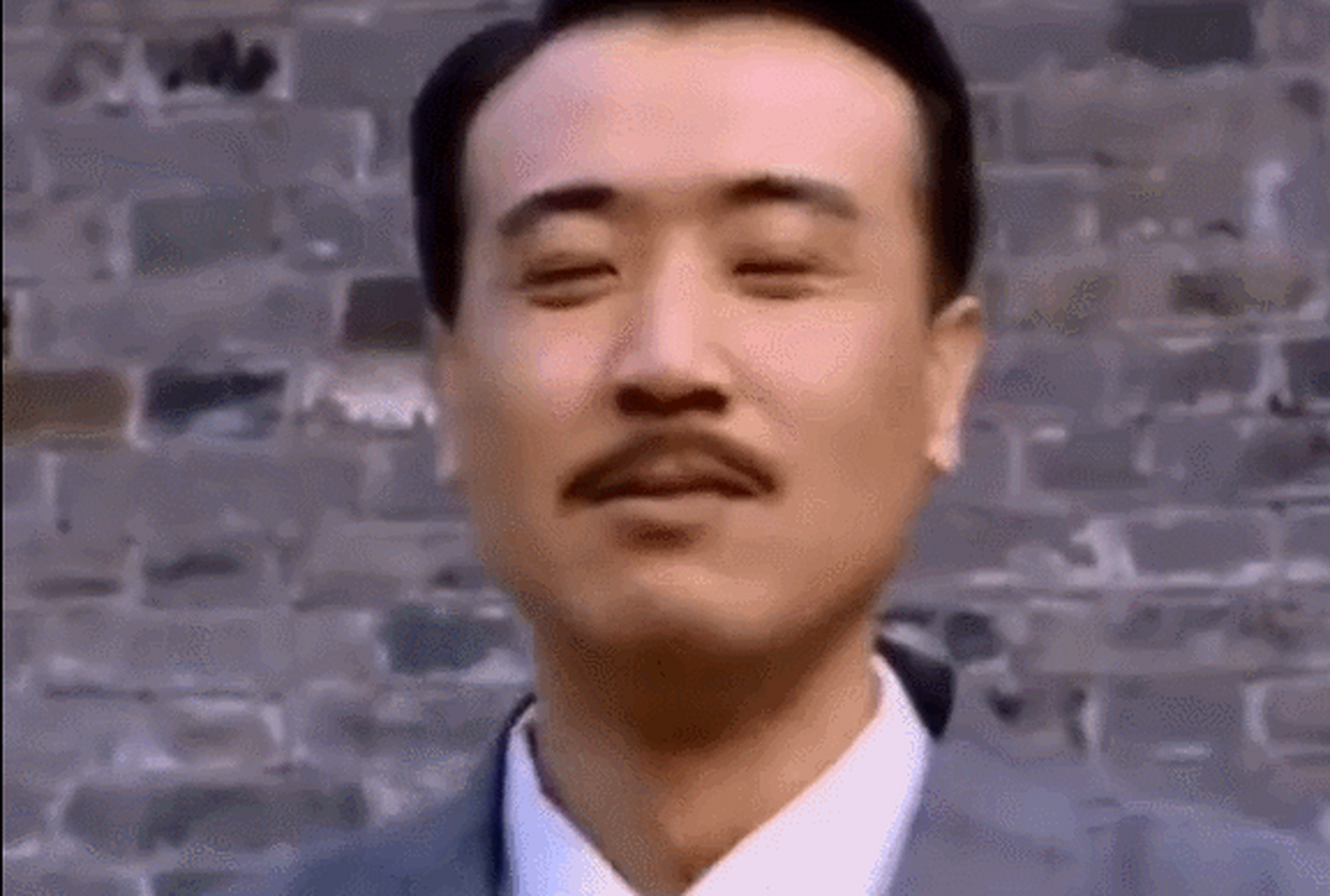 于和伟 吹蜡烛你以为于和伟是在给你吹蜡烛,其实他是在向你吐口水.