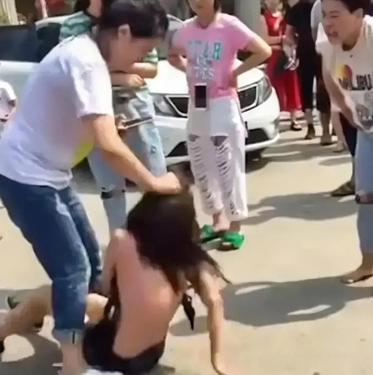 引发热议  最近,福建泉州发生了一起原配当街扒光小三衣服的事件,引发