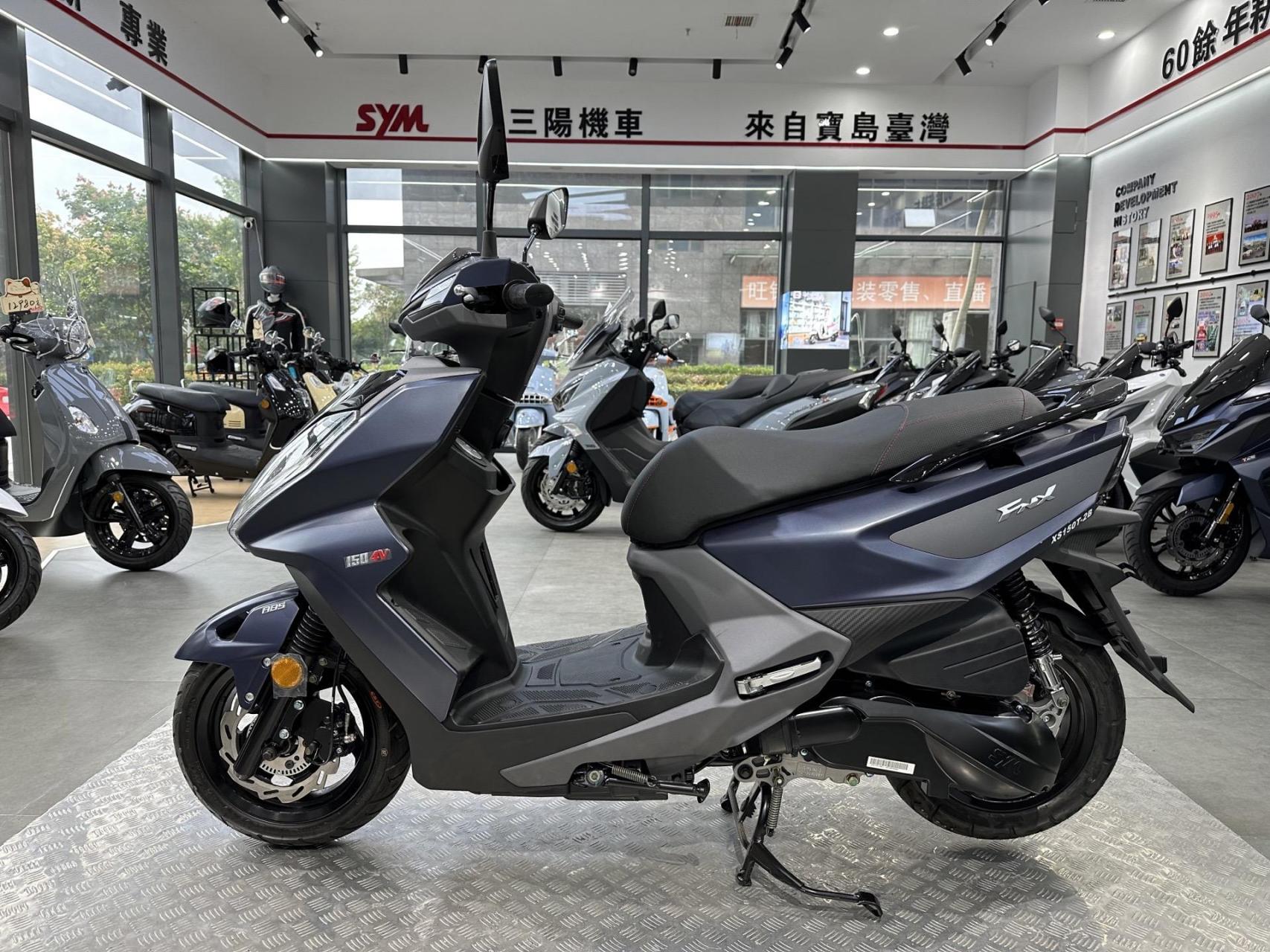 三阳fnx火凤凰150,原价16800,现在12000还送头盔手套尾箱尾架,水冷四