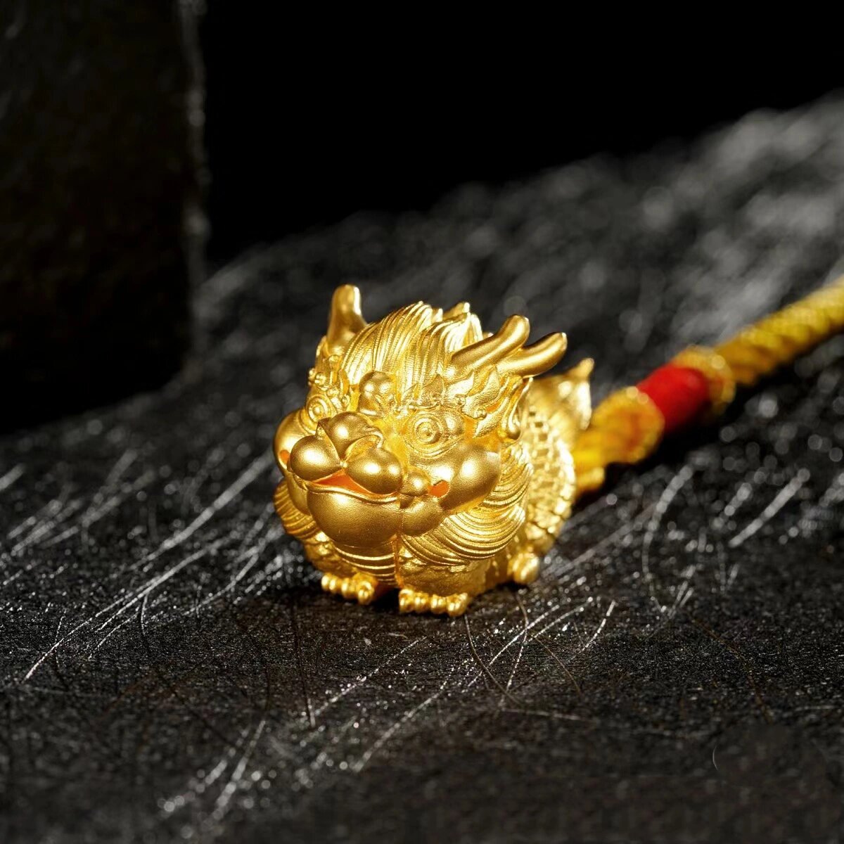 古法金麒麟护佑摆件 麒麟英姿神武,羽发冲冠,正襟危坐,威震四 方