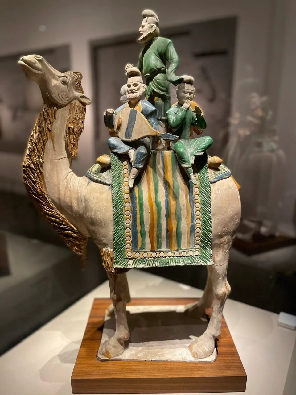 06唐代陶骆驼载乐舞三彩俑,也称为唐代骑驼乐舞三彩俑,唐代陶器,于