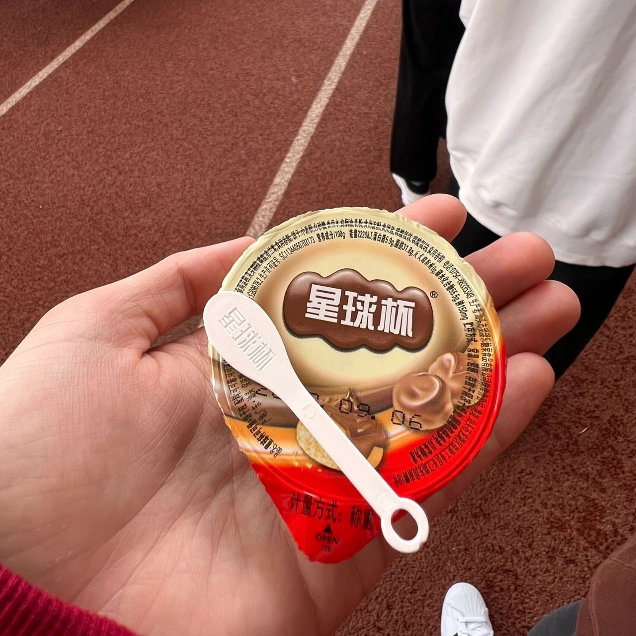 在上刷到星球杯勺子正确使用是用带孔的那头 俩室友都说亲测有效