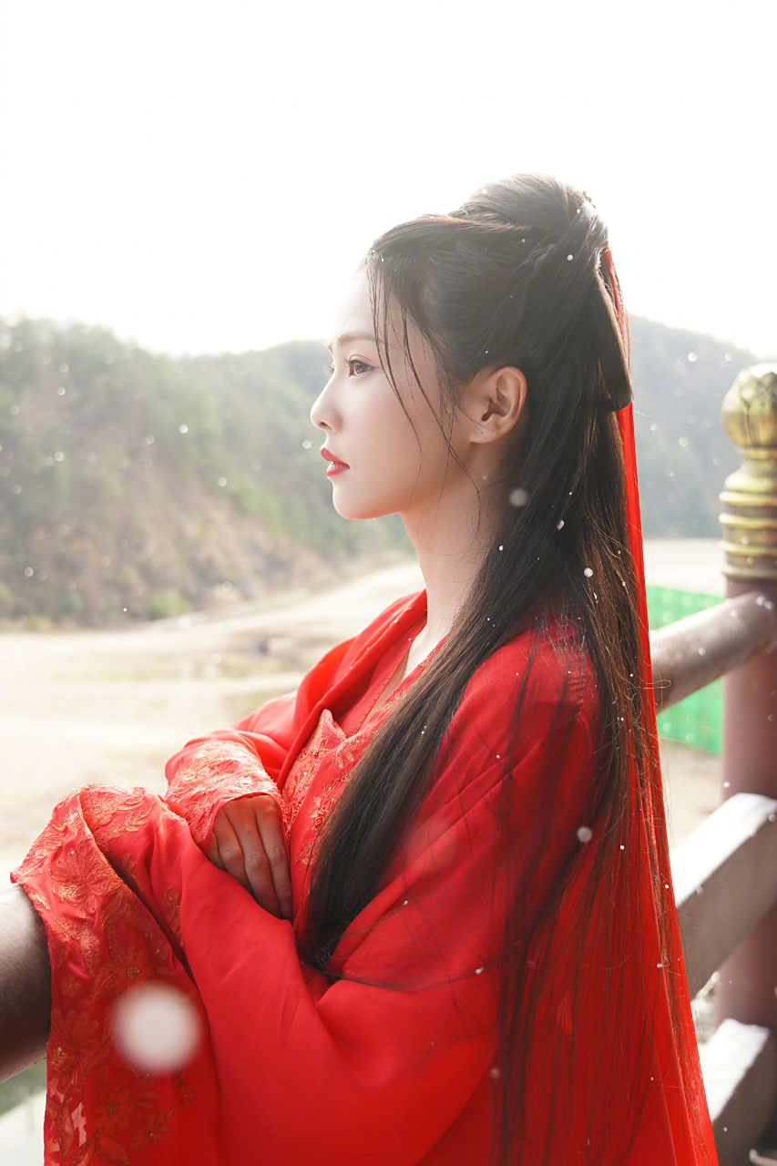 晚安咪语##白鹿红衣梦回时宜# 小咪的dna动了!