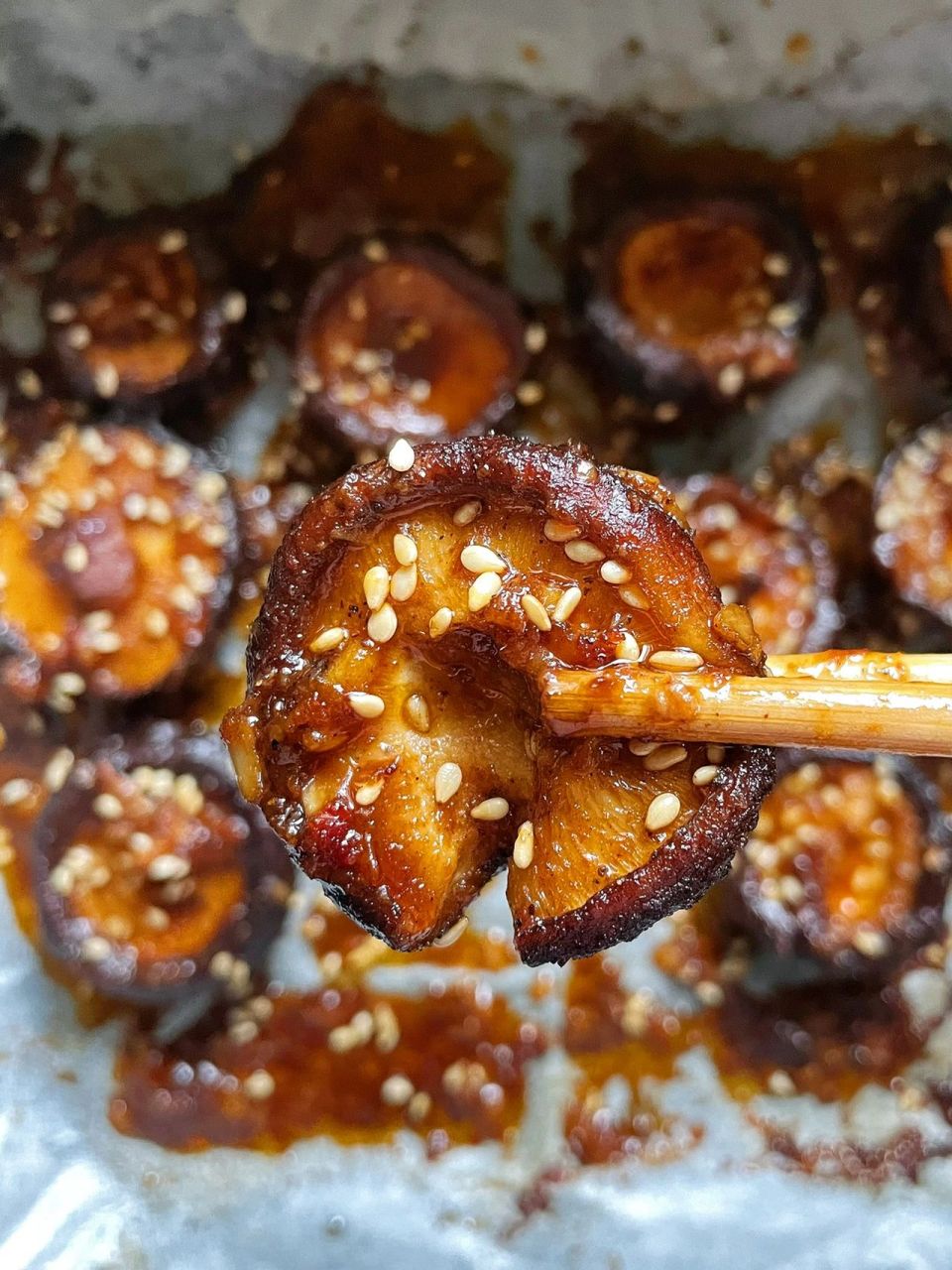 炸香菇表面很油润,内里熟了软软的,很鲜甜,配合上酱料油而不腻,很难