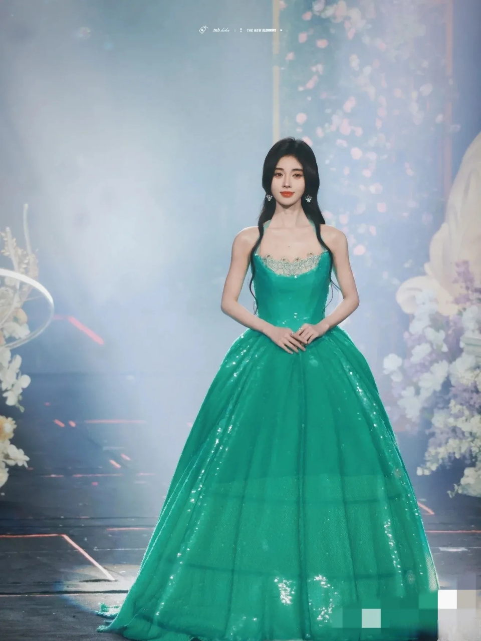 鞠婧祎丝芭十周年演唱会造型,鞠婧祎现在是丝芭的一姐了吧?