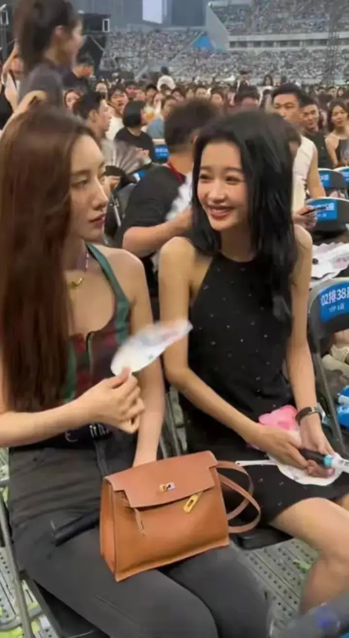 薛之谦演唱会上孙怡和吴优的生图,这么看孙怡还是有点老态的,生完孩子