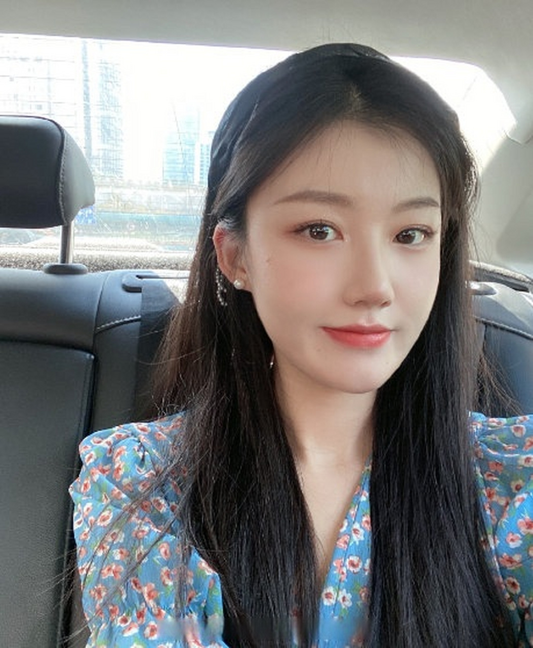 这姑娘挺大气的,看上去感觉是tabe因为隐瞒了什么事,然后被姑娘抓包了