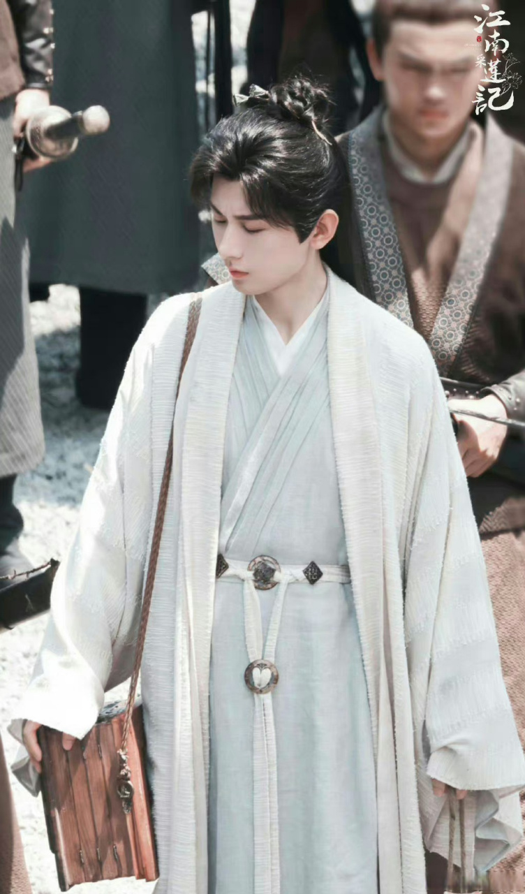 成毅和李宏毅,长的还挺像的.