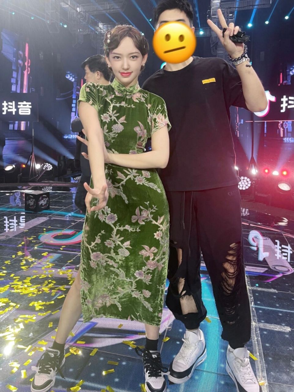 程潇蒙面舞王造型 #程潇##蒙面舞王##美女# 他人镜头里的程潇[期待]