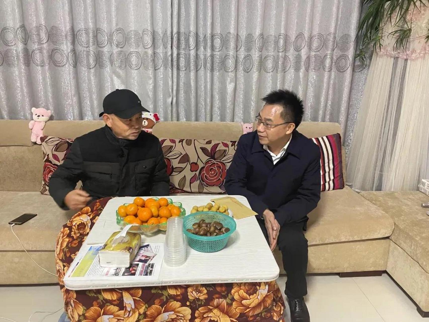 1月27日,汉寿县委副书记,政法委书记朱正权慰问抗美援朝烈士亲属和79