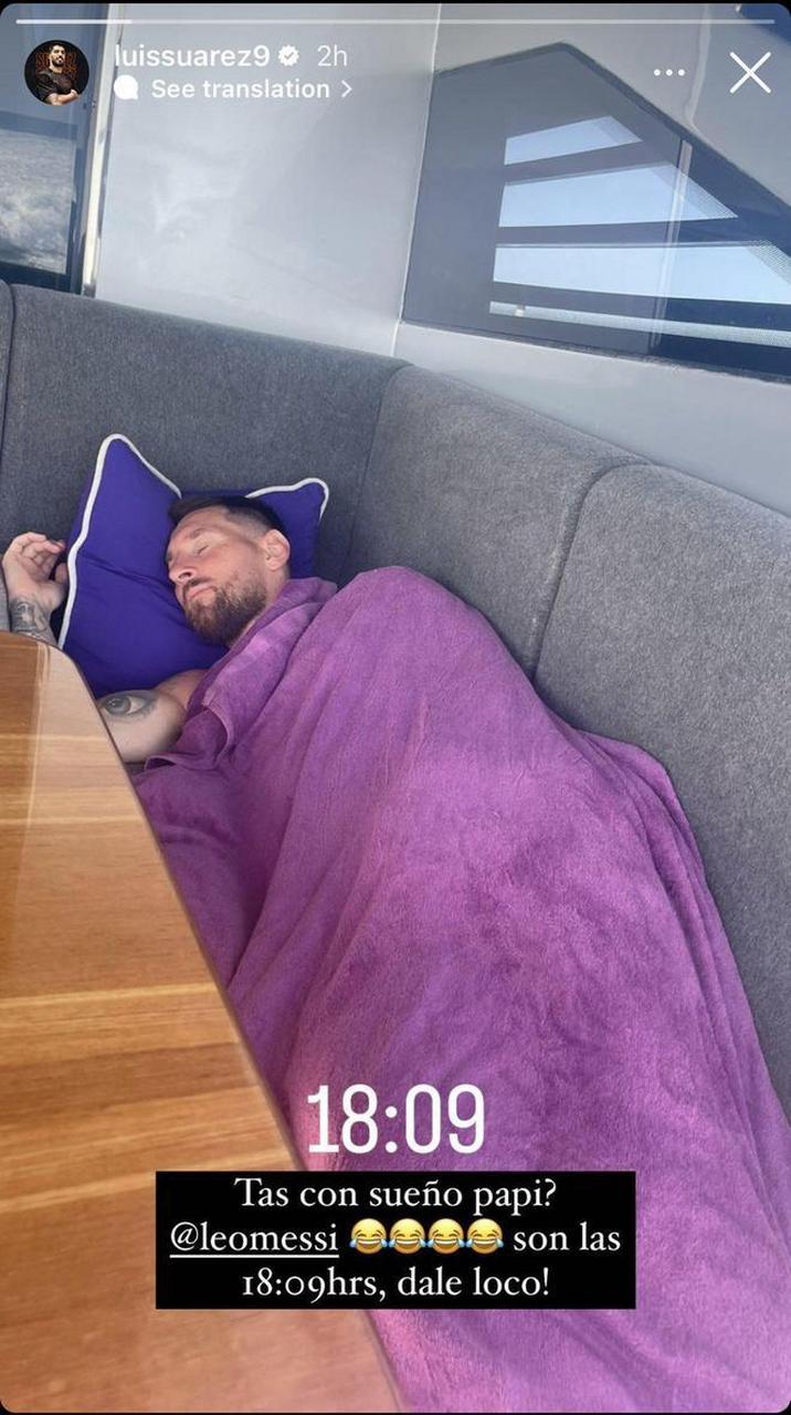苏亚雷斯在社交平台分享了一张梅西躺在沙发上熟睡的照片,并调侃道:"