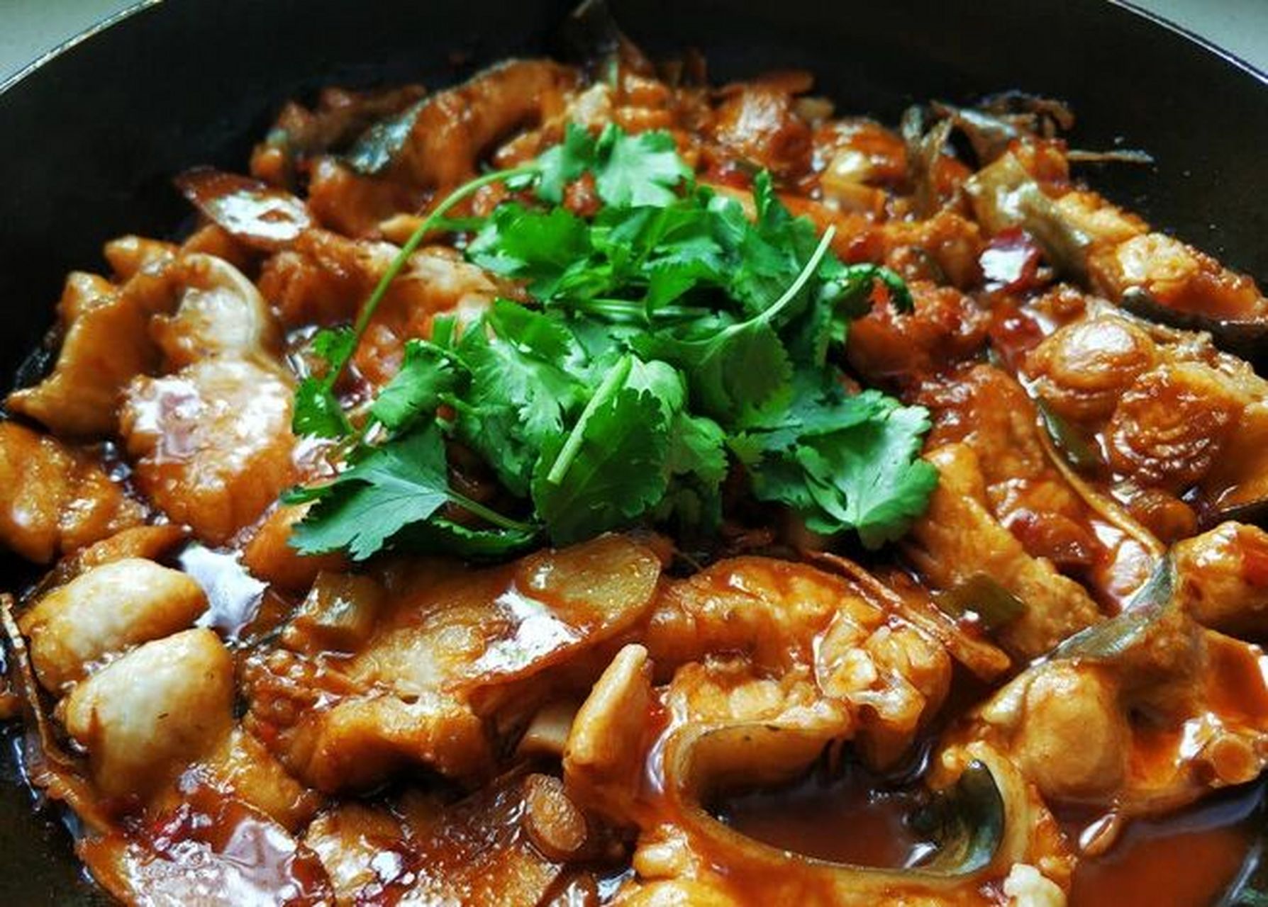 酱汁焖鱼超好吃 食材明细:清江鱼一条(其它鱼也可以),葱姜蒜适量,白糖